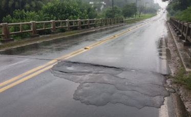 Asfalto afundando perto de ponte entre Orleans e Urussanga (VÍDEO)