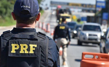 Caminhão com pane bloqueia faixa da BR-101 e provoca congestionamento em São José