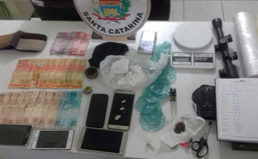 Polícia apreende drogas, arma, dinheiro e até pássaros no extremo sul