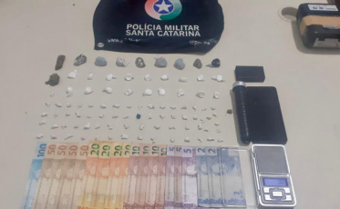 Polícia prende três homens por tráfico de drogas na Quarta Linha