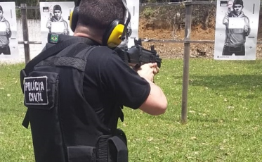 Policiais são habilitados para usar submetralhadora em Criciúma