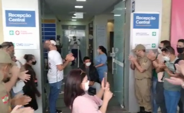 Recepção emocionante para policial baleado que deixou o hospital (VÍDEO)