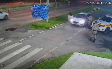 VÍDEO: Policiais rodoviários socorrem criança engasgada em Gravatal