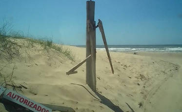 Portão de acesso à beira-mar e Barra do Rio Araranguá é destruído