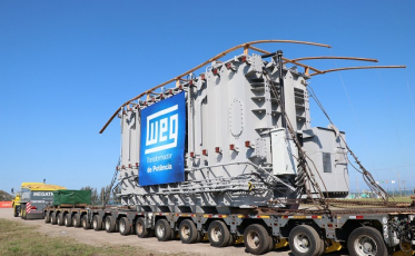 Transformador gigante é embarcado no Porto de Imbituba