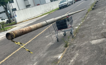 Criciúma: homem é preso após ser pego transportando poste furtado em carrinho de supermercado