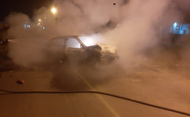 Após colidir com poste, veículo pega fogo em Passo de Torres