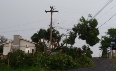 Celesc confirma: temporal atingiu torre de transmissão no Sul