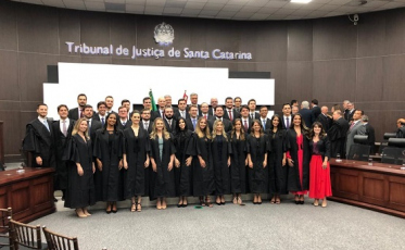 Juíza nascida na Inglaterra toma posse na justiça catarinense