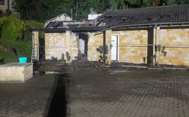 Incêndio atinge pousada e destrói suítes em Praia Grande