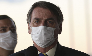 Bolsonaro sanciona lei que torna obrigatório o uso de máscara