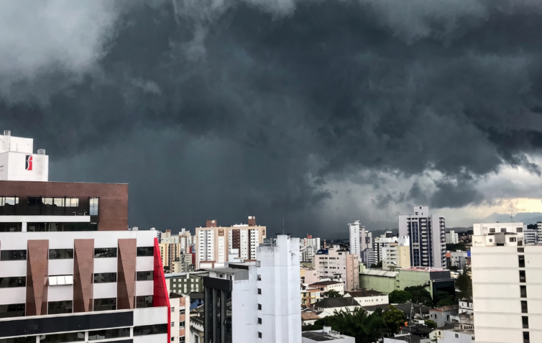 Ciclone extratropical abre setembro com frio, chuva e risco de geada em SC