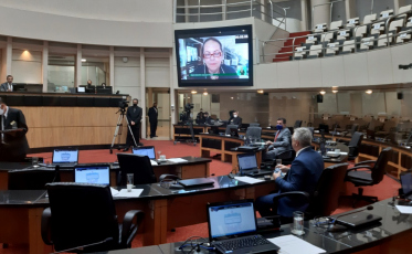 “Prefeitos e vereadores são a base da democracia”, diz Ada