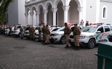 Com sirenes ligadas, policiais prestam última homenagem ao soldado Rovaris