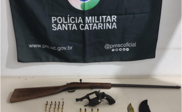 Homem é preso após ameaçar esposa e filha de oito anos em Araranguá