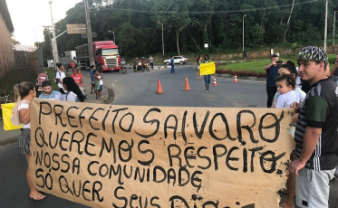 Em protesto, moradores do Renascer bloqueiam a Luiz Rosso (VÍDEOS)