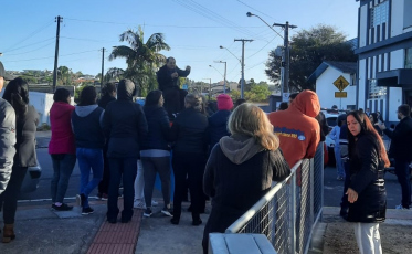 Comunidade protesta após crimes de estupro em escola de Cocal do Sul