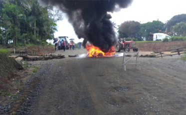 Moradores da Terceira Linha trancam rodovia em manifestação