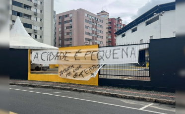 'Por amor ou terror': torcida protesta com faixas em frente ao Heriberto Hülse