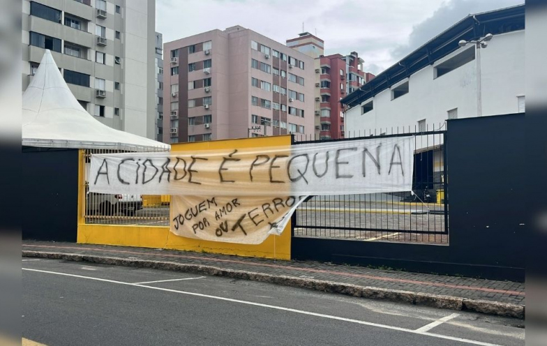 'Por amor ou terror': torcida protesta com faixas em frente ao Heriberto Hülse