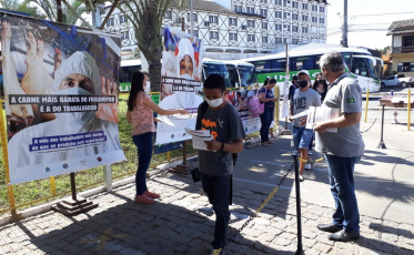 Trabalhadores fazem campanha nas portas de frigoríficos