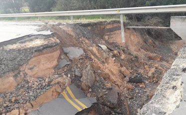 Subsolo comprometido causou buraco e caminhão preso em Sangão