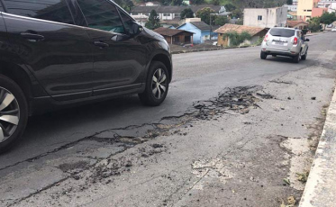 Após chuva, asfalto novo fica esburacado na rua João Pessoa (VÍDEO)