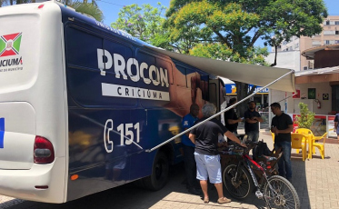 Unidade móvel do Procon de Criciúma atua durante comércio de Natal