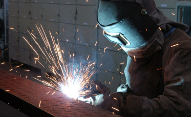 Produção industrial fecha 2021 com alta em 9 de 15 locais pesquisados