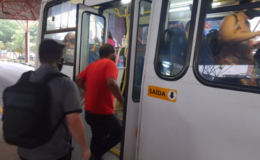 Ederson, de ônibus para casa no fim do dia