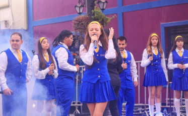 Atrações artísticas e culturais na praça em Nova Veneza