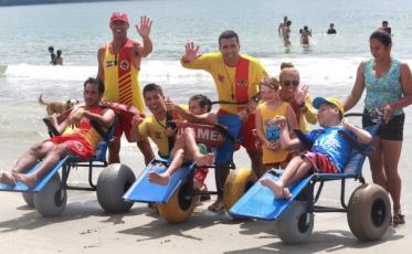 Projeto Praia Acessível garante banho de mar a todos no litoral catarinense (VÍDEO)