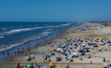 Mais gaúchos nas praias: recuperação econômica do RS aquece o turismo em SC