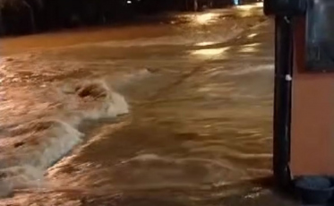 Volume das águas faz ruas virarem rios em Praia Grande (VÍDEOS)