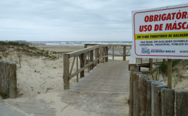 Festas e aglomerações em praias e residências: o feriadão no Balneário Rincão