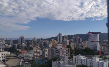 Semana com tempo nublado e risco de chuva à tarde
