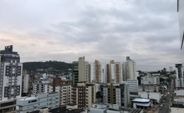 Semana inicia com chuva fraca e previsão de ciclone para quarta-feira