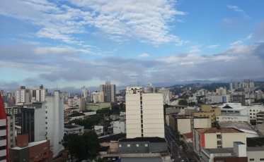 Segunda-feira com sol entre nuvens