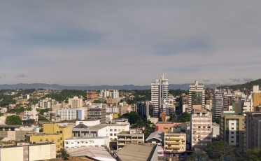 Dia com céu aberto, mas pode chover a noite