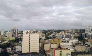 Dia de sol, mas as nuvens continuam fortes