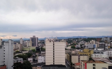 Domingo com vento Sul e chuva na região