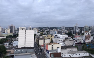 Quinta-feira de sol entre nuvens na região