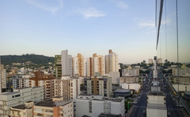 Terça-feira de calor e com chance de chuva à tarde