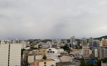 Quarta-feira com tempo abafado e risco de chuva à tarde