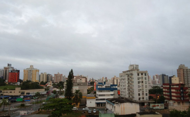 Quarta-feira nublada e chuvosa