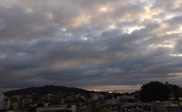 Quinta-feira começa nublada, mas sol deve aparecer