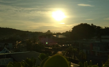 Quinta-feira de sol e calor na região