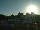 Sol e calor intenso marcam esta quinta-feira