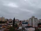 Tempo melhora nesta quinta-feira, mas ainda há chance de chuva