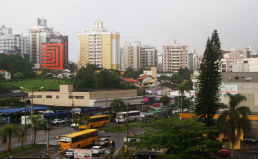 Segunda-feira é nublada e chuvosa